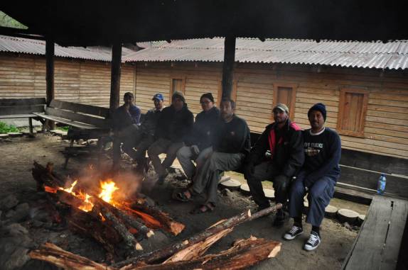 No refúgio no fim de tarde, esquentando-se na fogueira (trilha do Pico Duarte, na  República Dominicana)